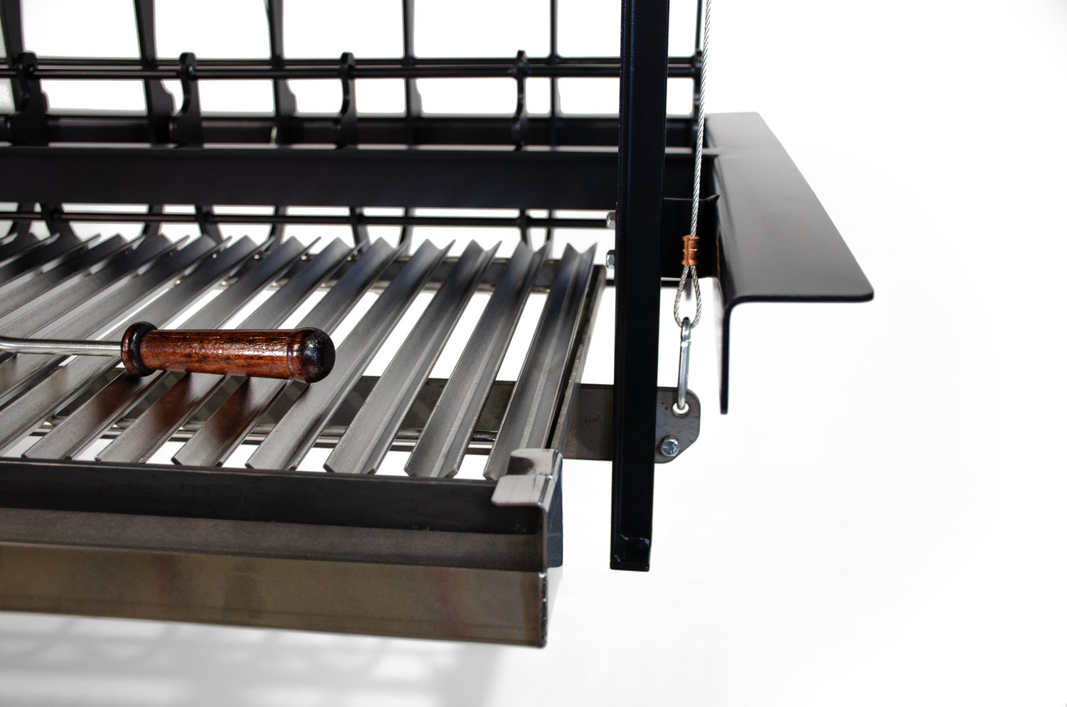 closeup of argentine grate with drip pan