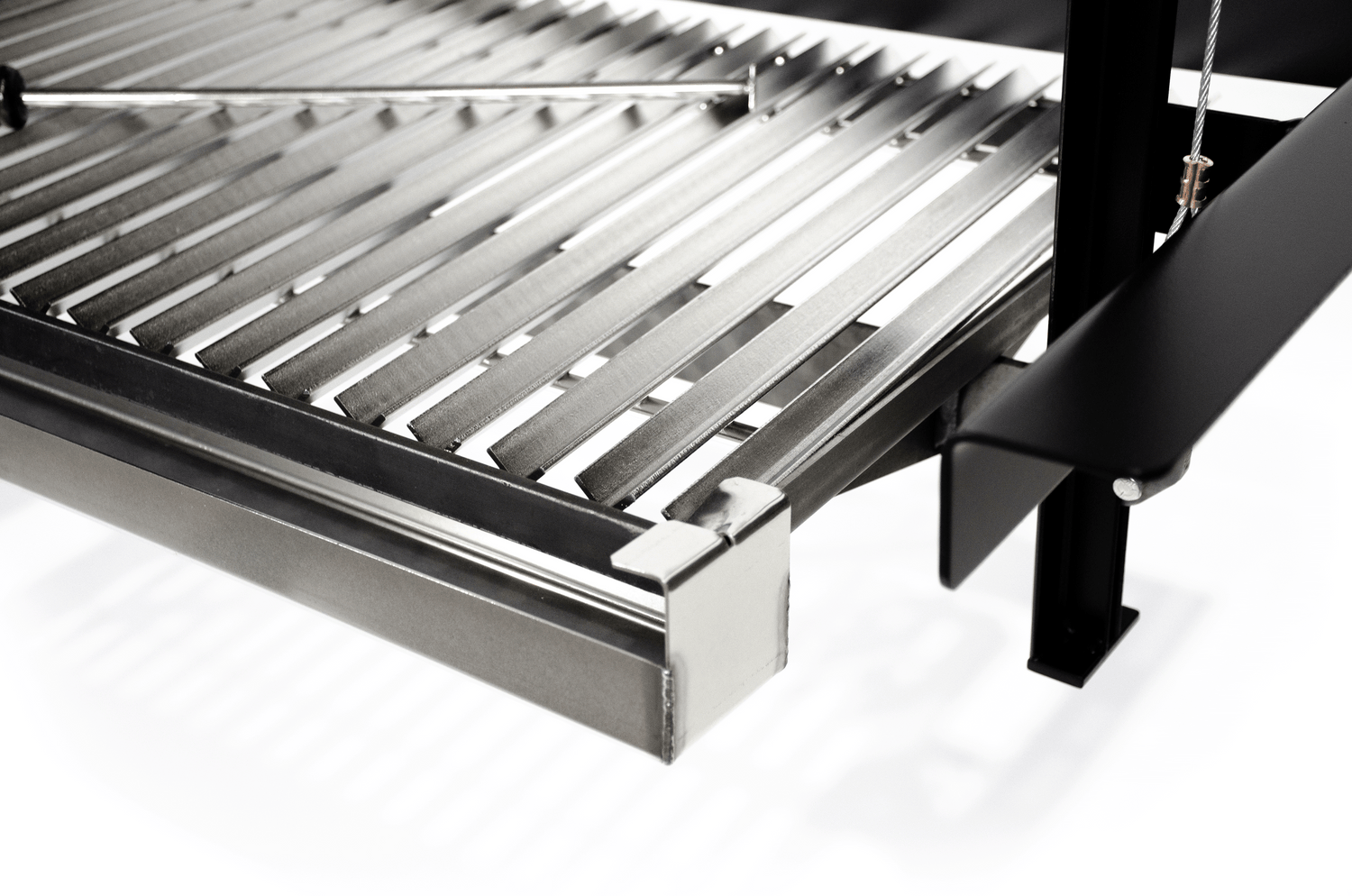 closeup of argentine grate with drip pan