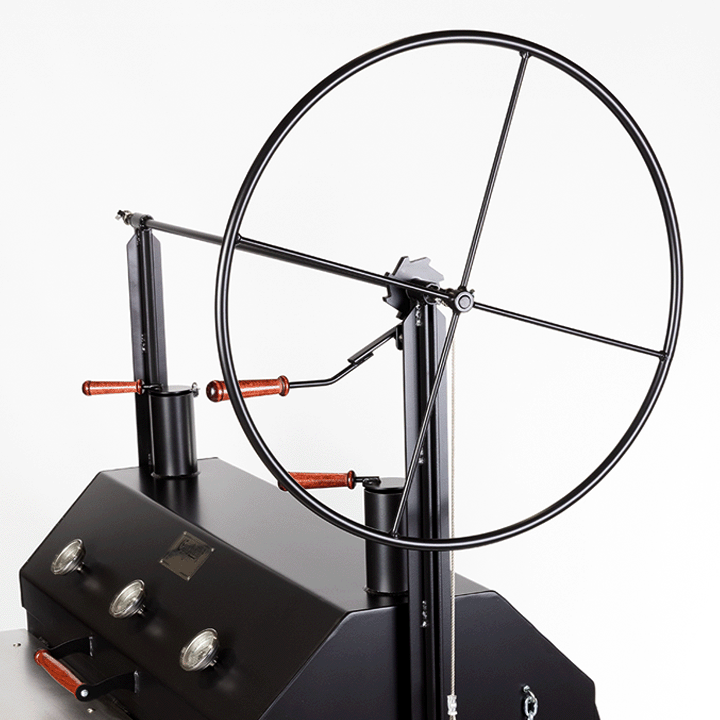 2000 Series Stahlkammer Grill closeup of hand wheel