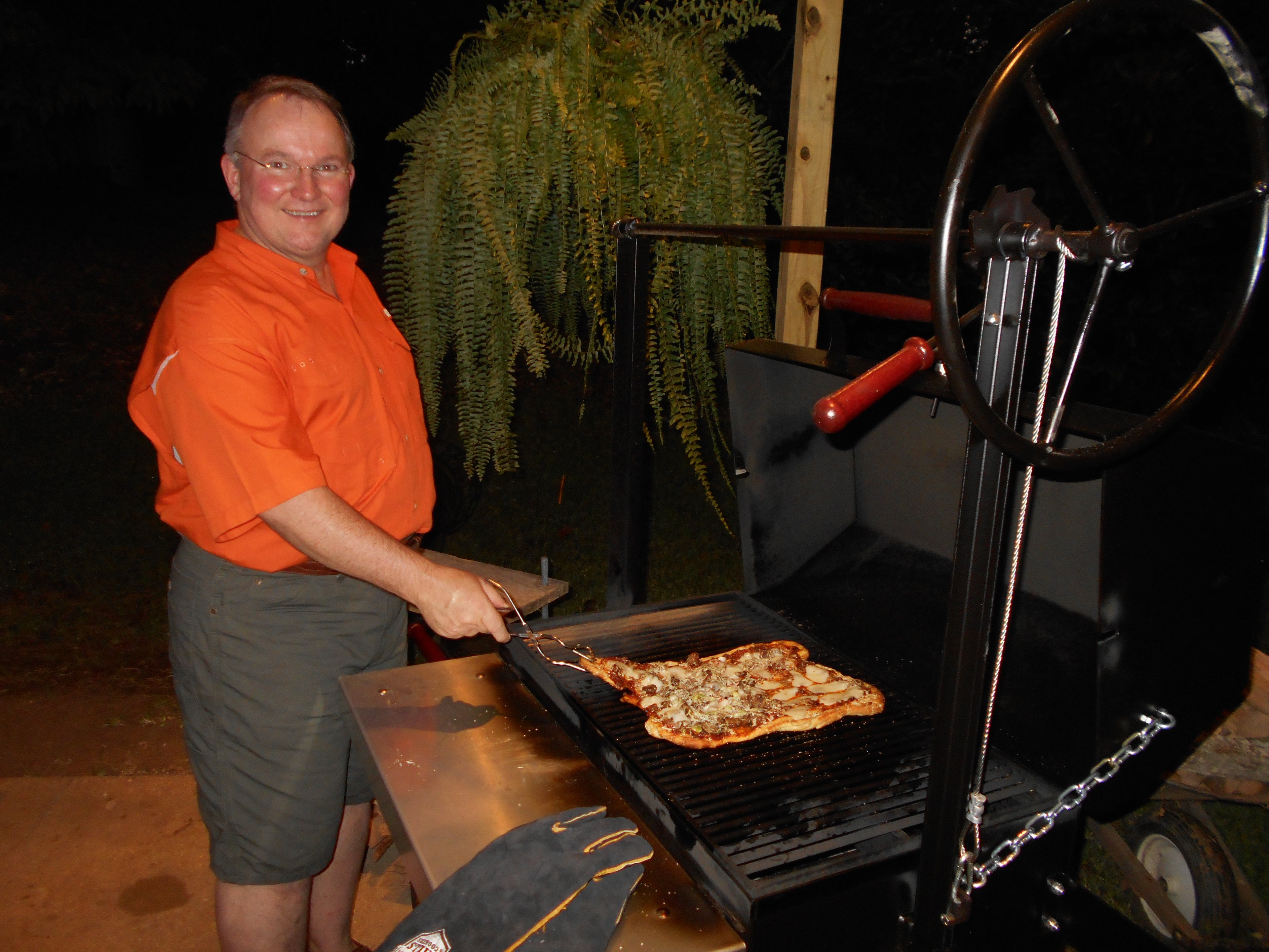 Customer enjoying cooking pizza on 1000 Series Original Braten Grill