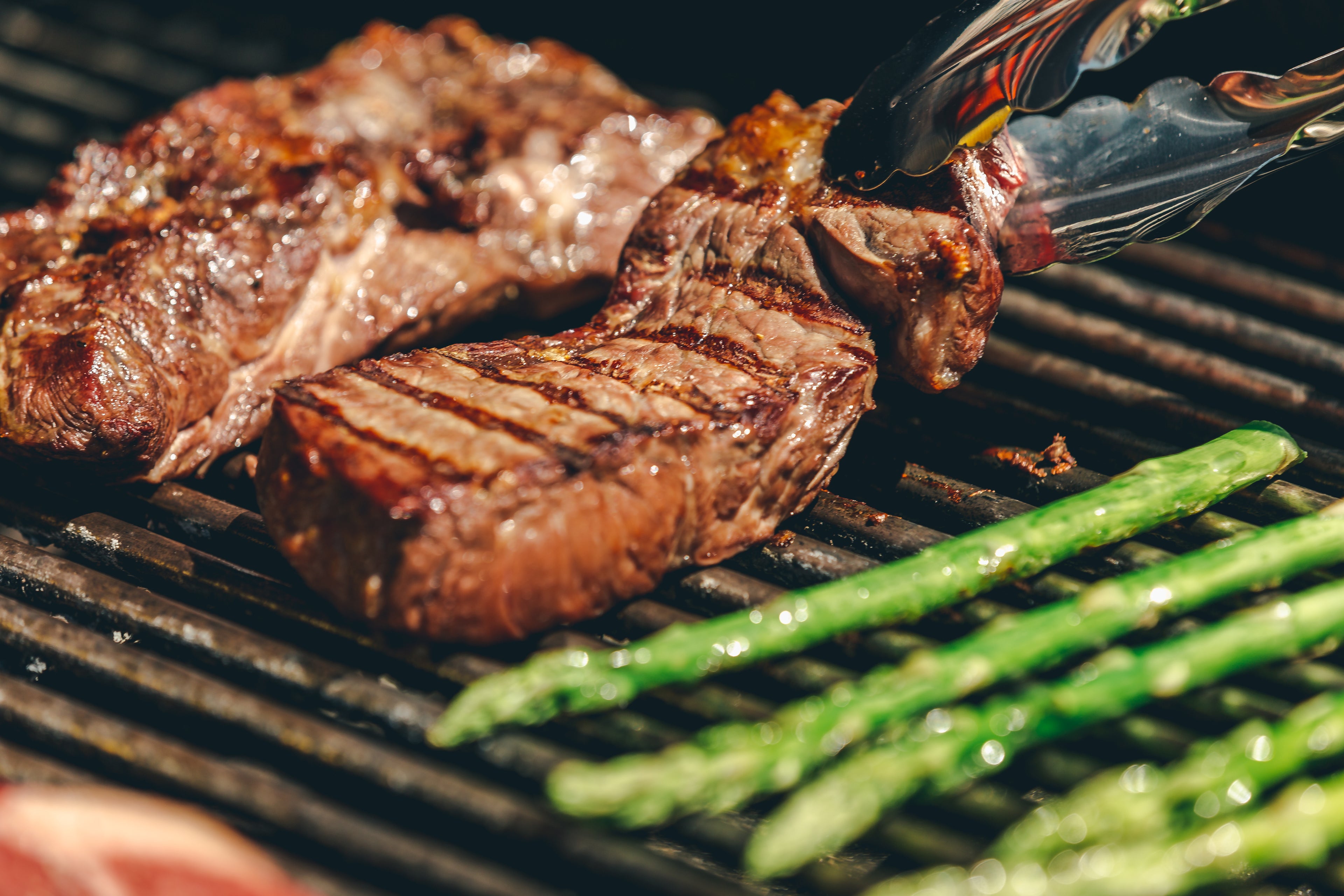 Steak and asparagus grilling on 1000 Series Original Braten grill